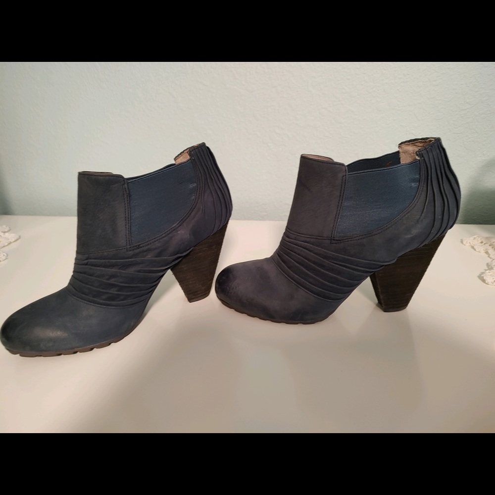 Vince Camuto navy bootie size 9